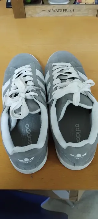 Zapatillas Grises y Blancas