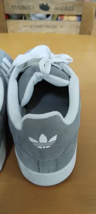 Zapatillas Grises y Blancas