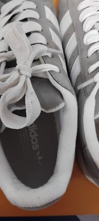 Zapatillas Grises y Blancas