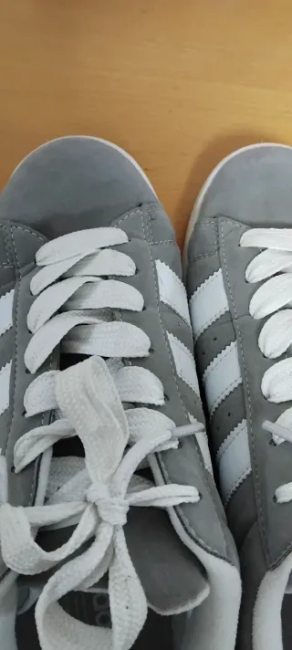 Zapatillas Grises y Blancas