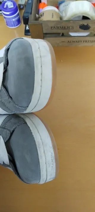 Zapatillas Grises y Blancas