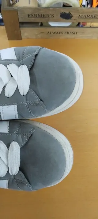 Zapatillas Grises y Blancas