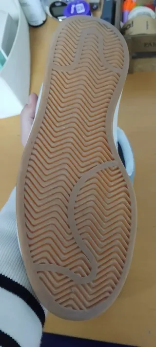 Zapatillas Grises y Blancas