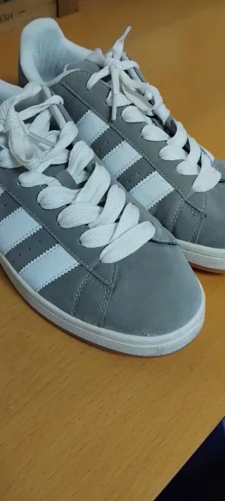 Zapatillas Grises y Blancas