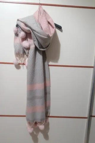 Sciarpone con pompon grigio e rosa