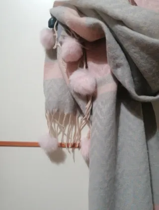 Sciarpone con pompon grigio e rosa