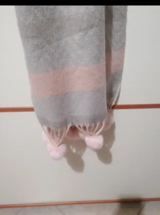 Sciarpone con pompon grigio e rosa