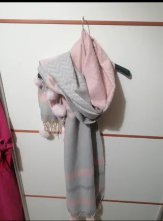 Sciarpone con pompon grigio e rosa