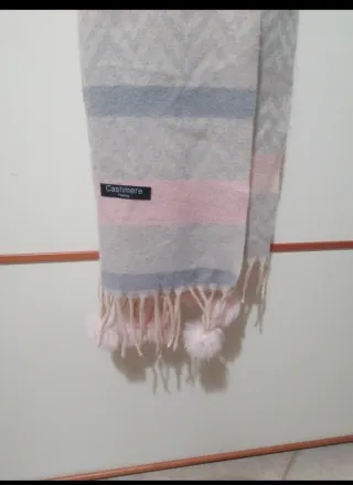 Sciarpone con pompon grigio e rosa