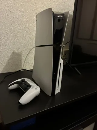 PlayStation 5 1TB + 1 mando + 4 juegos