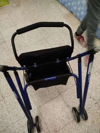 Andador azul con asiento y ruedas