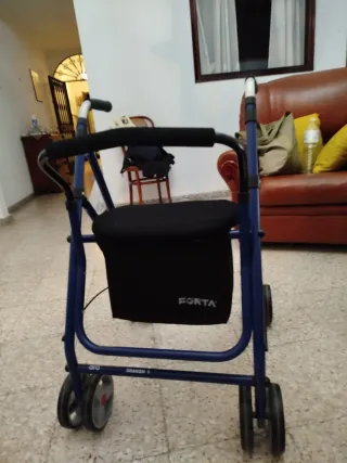 Andador azul con asiento y ruedas