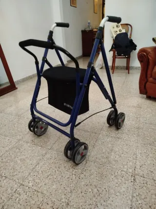 Andador azul con asiento y ruedas