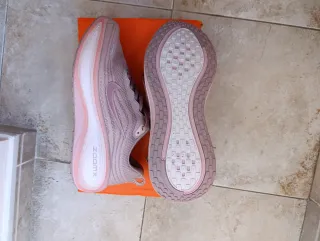 Nike Vomero Plus Rosa y Blanco