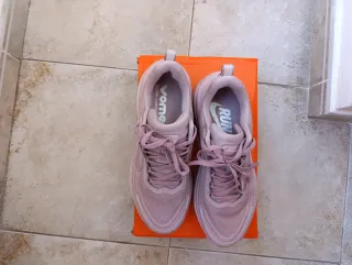 Nike Vomero Plus Rosa y Blanco