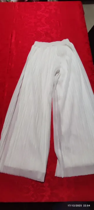 Pantaloni bianchi a gamba larga plissettati