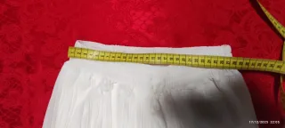 Pantaloni bianchi a gamba larga plissettati