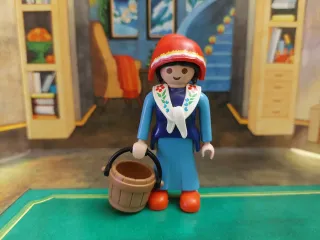 Playmobil figura mujer con cubo