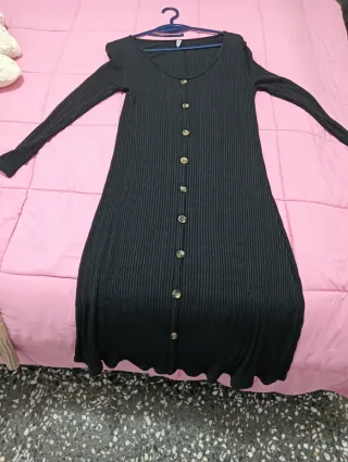 Vestido de punto negro con botones