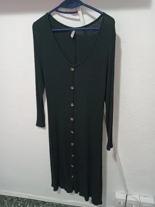 Vestido de punto negro con botones
