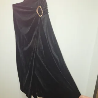 Traje Terciopelo Negro Falda Midi Drapeada.