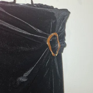 Traje Terciopelo Negro Falda Midi Drapeada.