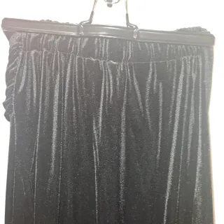 Traje Terciopelo Negro Falda Midi Drapeada.