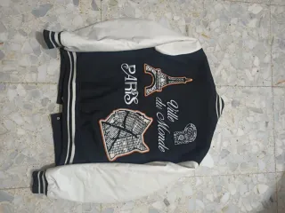 Chaqueta Pull&Bear negra y blanca con mangas de cu