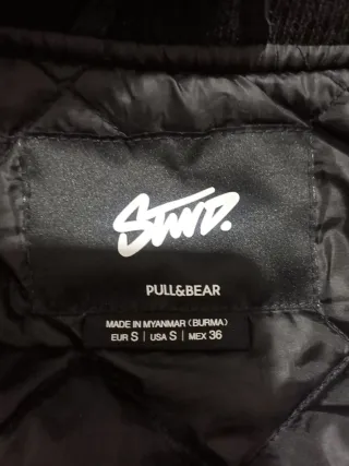 Chaqueta Pull&Bear negra y blanca con mangas de cu