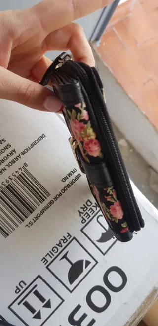 Monedero floral negro y rosa