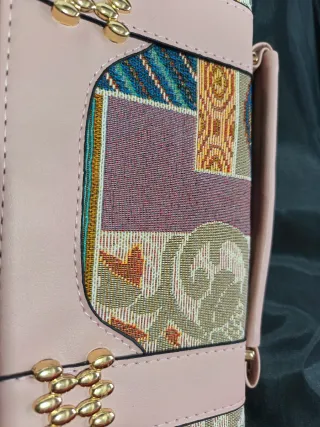 Bolso de mano rosa y multicolor