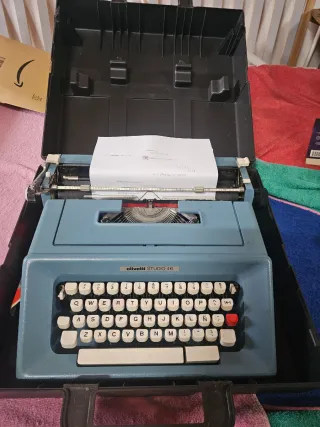Máquina de escribir Olivetti Studio 46 azul