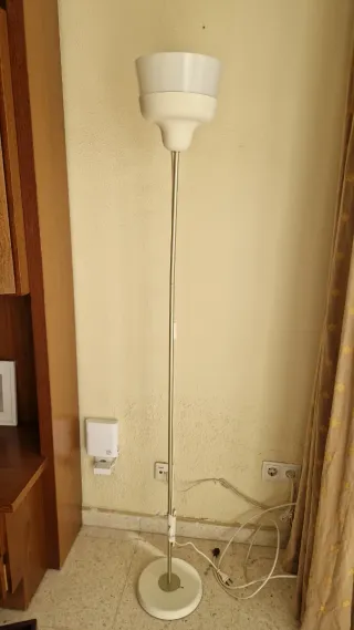 Lámpara de pie blanca