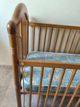 Cuna de madera poco usada