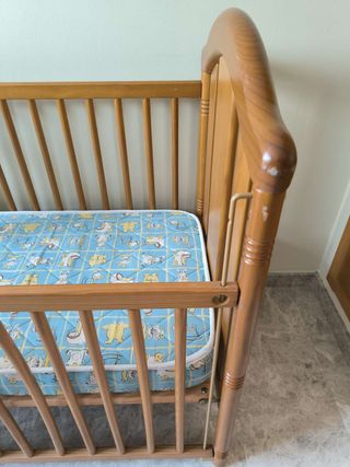 Cuna de madera poco usada