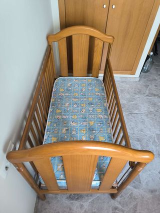 Cuna de madera poco usada