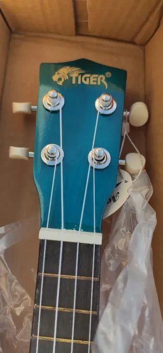 NUEVO Pack Ukelele Soprano Tiger Funda Estrenar