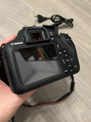 2159 disparos Canon EOS 2000D Cámara + EF-S 18-55m