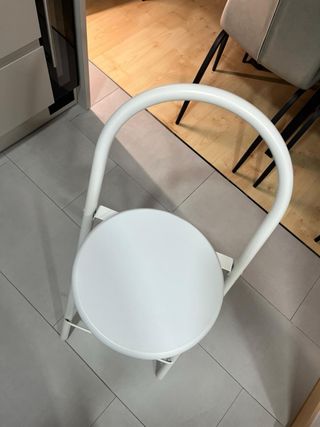 Tres taburetes de cocina metálicos blancos