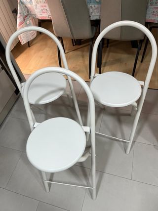 Tres taburetes de cocina metálicos blancos