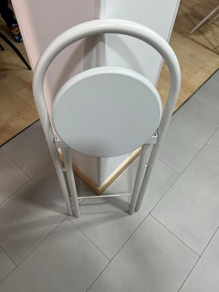 Tres taburetes de cocina metálicos blancos