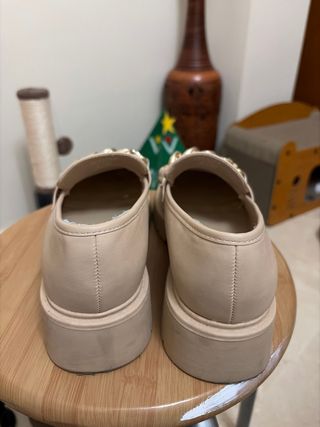 Zapatos Mocasines Beige Cadena Dorada Talla 38