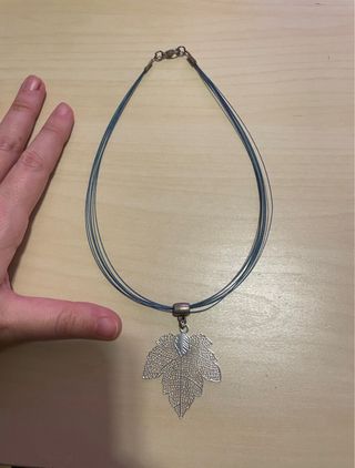 Collar con colgante de hoja