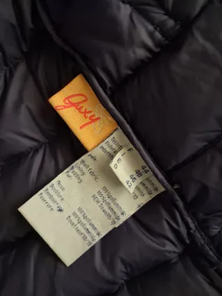 Plumífero azul con detalles