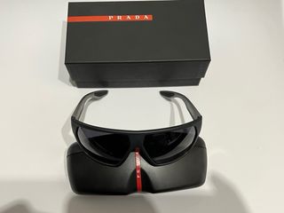 Gafas de sol Prada negras y grises