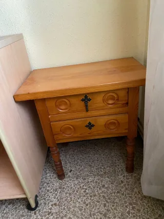 Armario, cama con colchón y somier y mesita noche