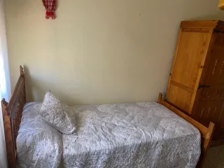 Armario, cama con colchón y somier y mesita noche