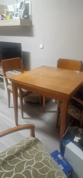 Mesa de comedor de madera