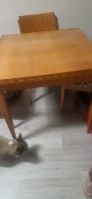 Mesa de comedor de madera