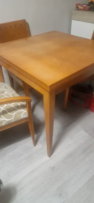 Mesa de comedor de madera